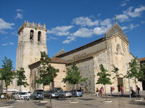 Iglesia románica de San Pedro. Besalú. La Garrocha. Girona.
