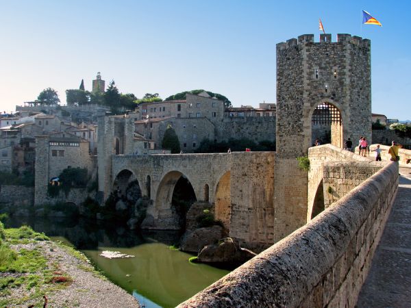 Puente medieval. Besalú. La Garrocha. Girona.
