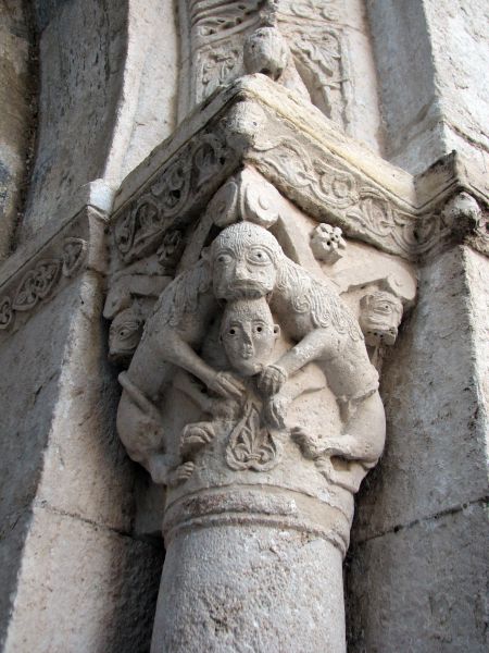 Detalle capitel. Iglesia románica de San Pedro. Besalú. La Garrocha. Girona.
