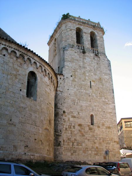 Iglesia románica de San Pedro. Besalú. La Garrocha. Girona.
