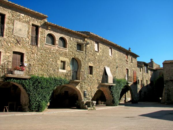 Plaza Mayor de Monells. Bajo Ampurdán. Girona.
