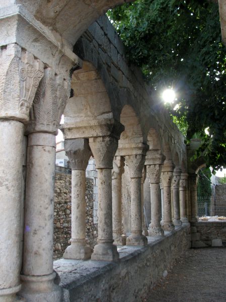 Claustro románico de Sant Domenech. Perelada. Girona.
