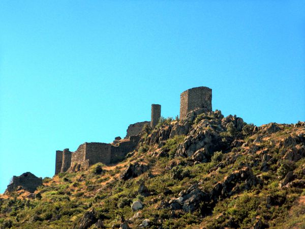 Castillo de San Salvador desde el Monasterio de Sant Pere de Rodes.  
