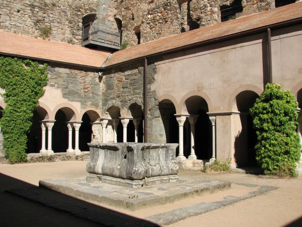 Monasterio de Sant Pere de Rodes.  Claustro.
