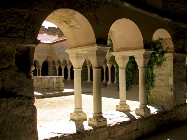 Monasterio de Sant Pere de Rodes. Claustro.
