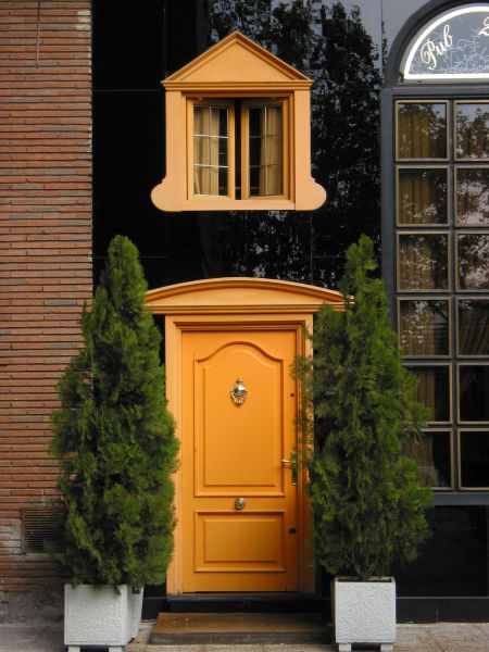 puerta amarilla
