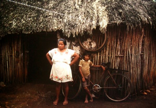 Familia maya con bicicleta
Palabras clave: Méjico,yucatán