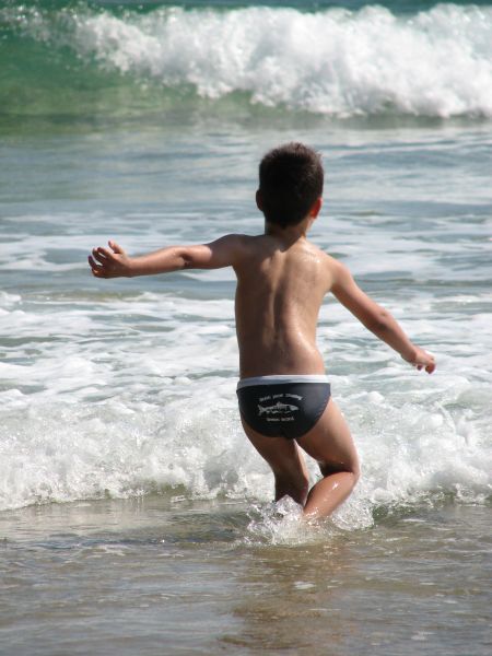 Niño entrando al al agua en la playa.
Palabras clave: niño mar baño playa