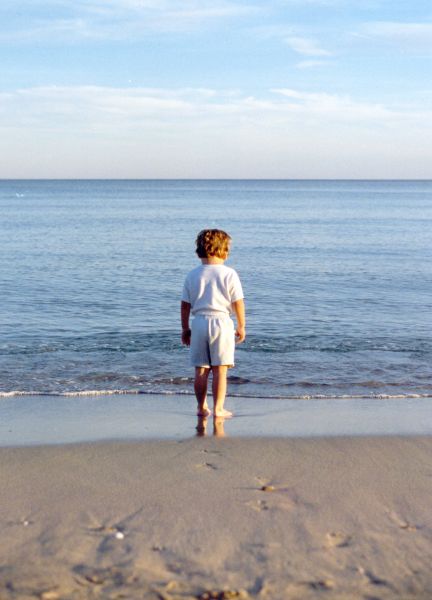 niño mirando al mar
Palabras clave: niño,mar,horizonte,playa