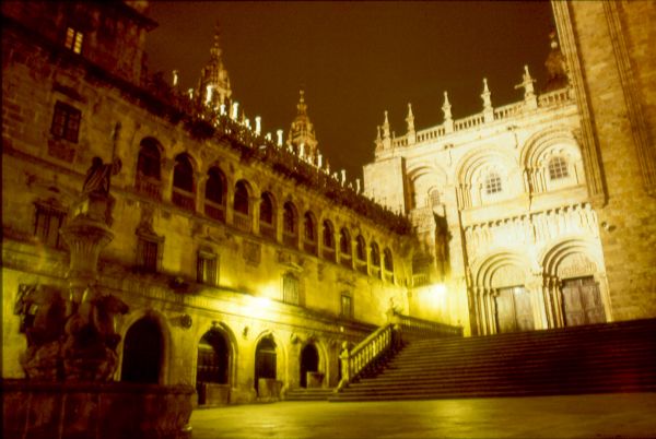 vista nocturna de la puerta de Platerías 
catedral Santiago de Compostela
Palabras clave: catedral,Galicia,Noche,gótico,puerta