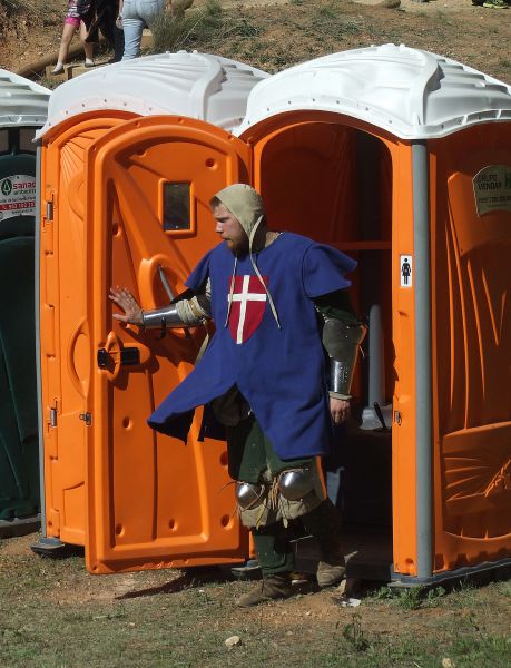 Caballero medieval saliendo del baño de señoras
