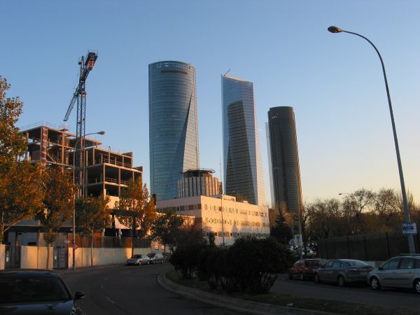 Las cuatro torres
Las cuatro torres, Paseo de la Castellana, Madrid
Palabras clave: edificio,Madrid,rascacielos,señal,semáforo