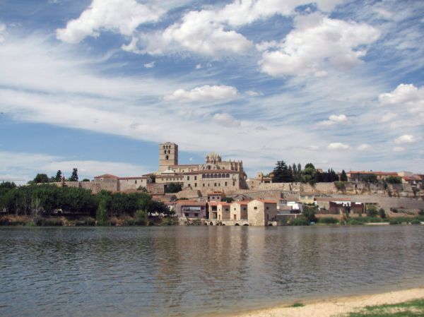 Catedral de Zamora vista desde el rio Duero.
Palabras clave: Catedral de Zamora vista desde el rio Duero.