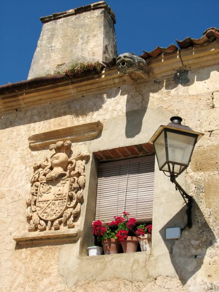 Pedraza (Segovia).
Palabras clave: escudo farola ventana persiana Pedraza (Segovia).