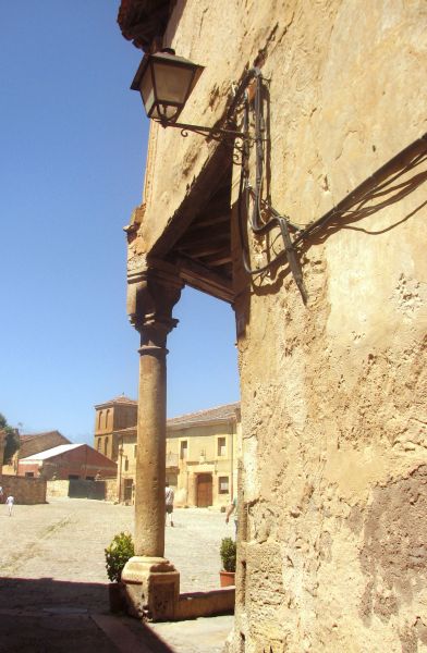 Pedraza (Segovia).
Palabras clave: Pedraza (Segovia). columna soportal farol