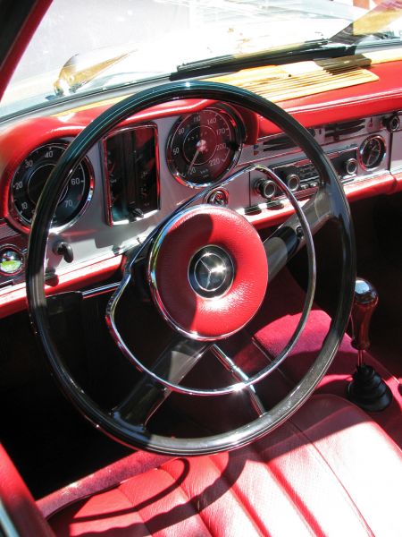 Mercedes.
coche mercedes descapotable volante salpicadero cuero rojo
Palabras clave: mercedes,coche,salpicadero,volante