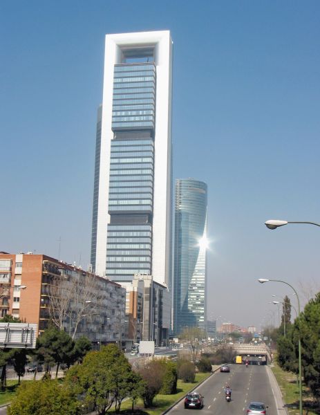 Complejo Cuatro Torres. En primer plano Torre Bankia. Madrid.
Palabras clave: Complejo Cuatro Torres. En primer plano Torre Bankia. Madrid.