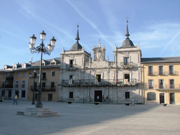 Ayuntamiento de Ponferrada (León). Plaza Mayor.
Palabras clave: Ayuntamiento de Ponferrada (León). plaza mayor