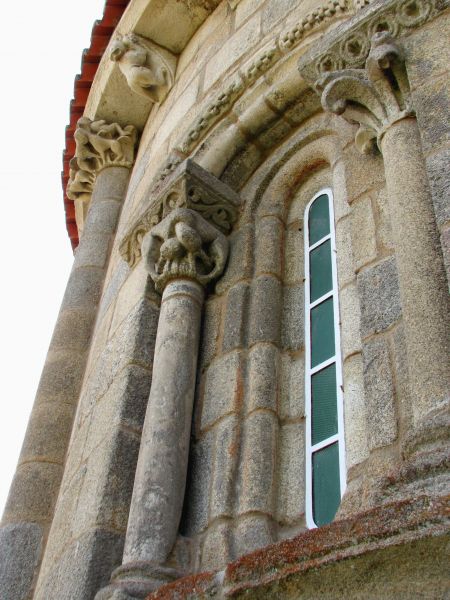 Monasterio de Santa María de Ferreira de Pantón (Lugo). Galicia.
Palabras clave: Monasterio de Santa María de Ferreira de Pantón (Lugo). Galicia. ribeira sacra canecillos ventana