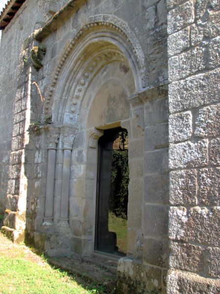 Iglesia de San Vicente de Pombeiro. Pantón (Lugo). Galicia.
Palabras clave: Iglesia de San Vicente de Pombeiro. Pantón (Lugo). Galicia. ribeira sacra puerta