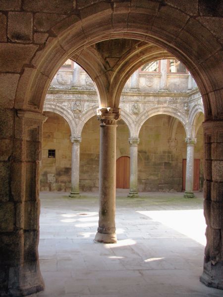 Monasterio de Santa María de Montederramo (Orense).
Palabras clave: Monasterio de Santa María de Montederramo (Orense). ribeira sacra claustro