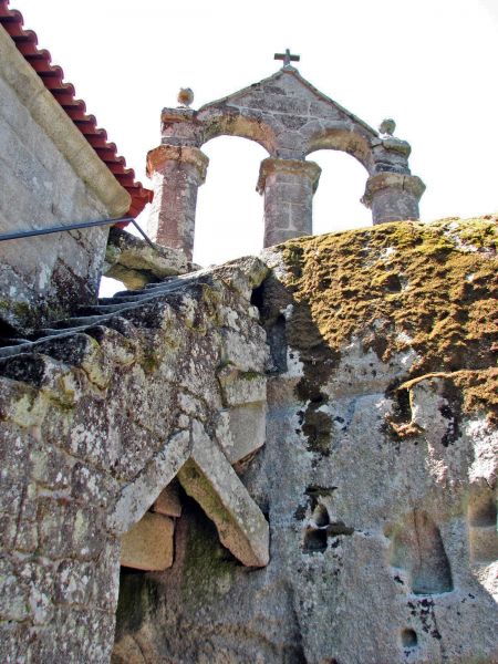 Monasterio de San Pedro de Rocas, Esgos (Lugo).
Palabras clave: campanario Monasterio de San Pedro de Rocas, Esgos (Lugo). ribeira sacra galicia