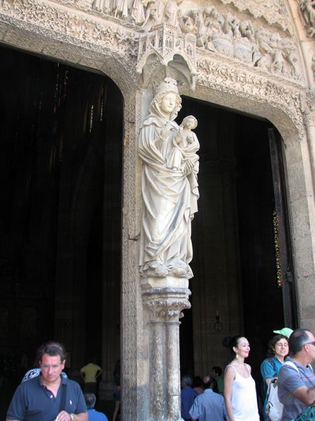 La Virgen Blanca, en el parteluz de la entrada principal de la Catedral de León. León.
Palabras clave: Catedral de León. León. virgen con el niño La Virgen Blanca, en el parteluz de la entrada principal de la Catedral de León. León.