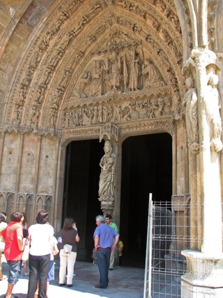 Puerta occidental de la Catedral de León con imagen de la Virgen Blanca en el parteluz. León.
Palabras clave: Puerta occidental de la Catedral de León con imagen de la Virgen Blanca en el parteluz. León.