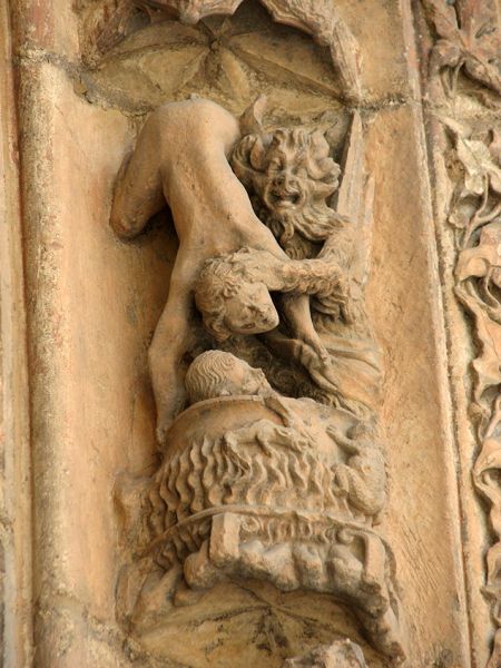 Detalle de la puerta principal en la fachada occidental de la Catedral de León. León.
Palabras clave: Detalle de la puerta principal en la fachada occidental de la Catedral de León. León. demonio infierno
