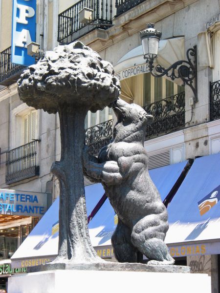 Puerta del Sol. Estatua de el oso y el madroño. Madrid.
Palabras clave: madrid oso madroño puerta sol