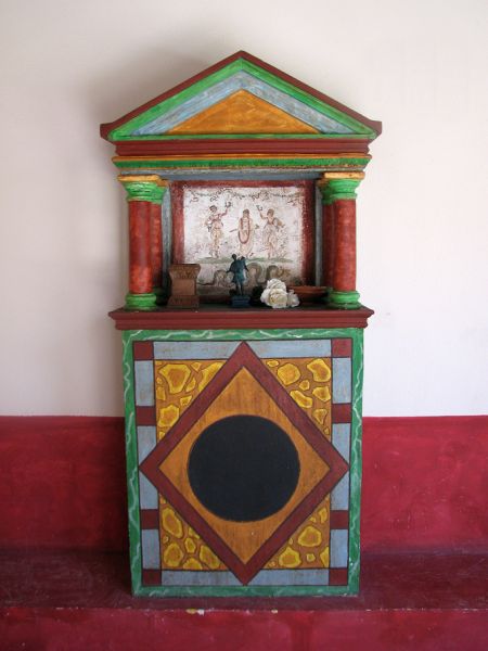Reconstrucción domus romana de Juliobriga. Altar. Retortillo (Cantabria)
