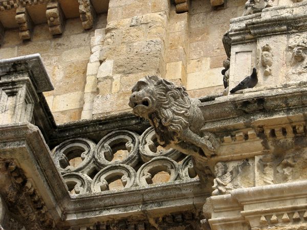 Gárgola con forma de león. Basílica de San Isidoro. León.
Palabras clave: Gárgola con forma de león. Basílica de San Isidoro. León.