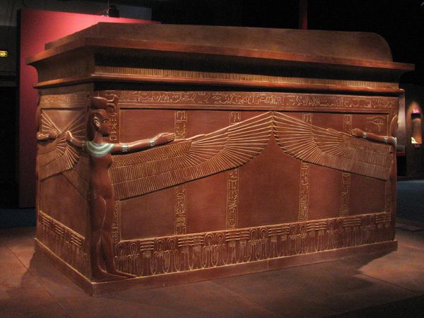 Contenedor de los sarcófagos de Tutankhamon. 
