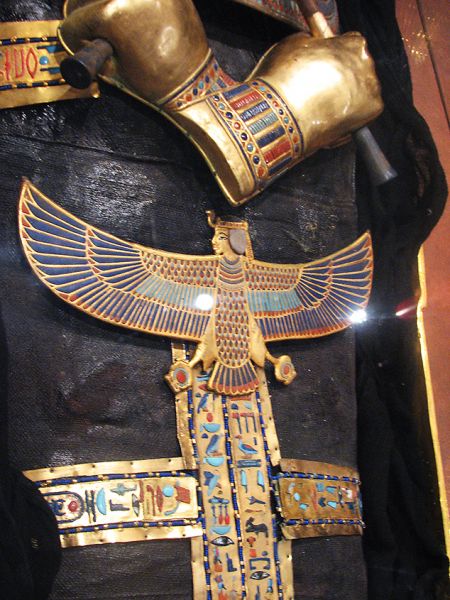 Momia de Tutankhamon. Detalle peto y manoplas
