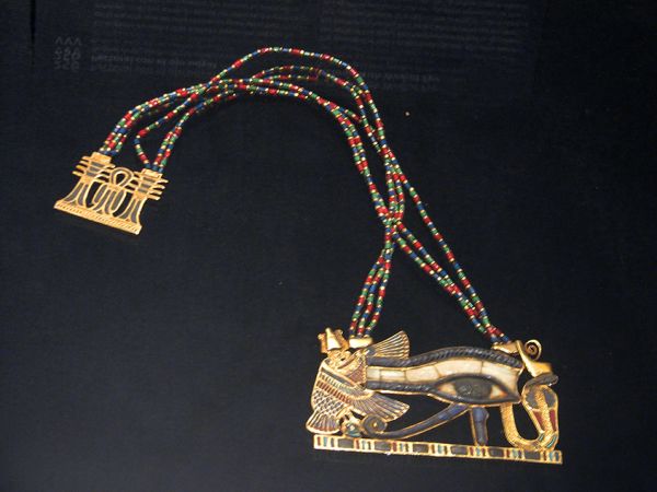 Tesoro de Tutankhamon. Colgante con Ojo de Horus.
