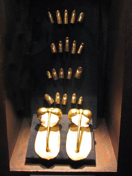 Tesoro de Tutankhamon. Sandalias funerarias.
