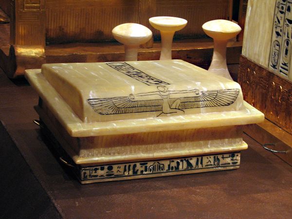 Tesoro de Tutankhamon. Sarcófago de los vasos canopes. Tapadera del sarcófago interior
