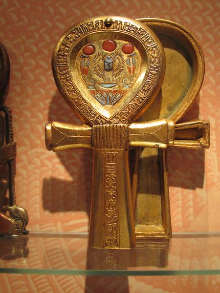 Tesoro de Tutankhamon. Cajita en oro, piedras y esmaltes.
