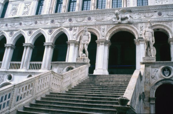 Escalera de los Gigantes. Palacio Ducal. Venecia (Italia).

Palabras clave: Escalera de los Gigantes. Palacio Ducal. Venecia (Italia). 