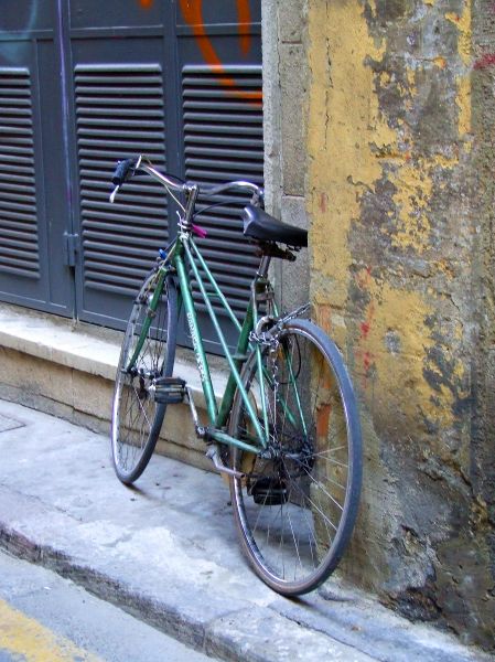 bicicleta en callejón
Palabras clave: bicicleta