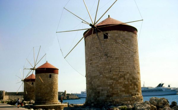 Molinos de viento en el puerto Mandraki, de Rodas. Isla de Rodas (Grecia).
Palabras clave: Molinos de viento en el Puerto de Mandraki, en Rodas. Isla de Rodas (Grecia).
