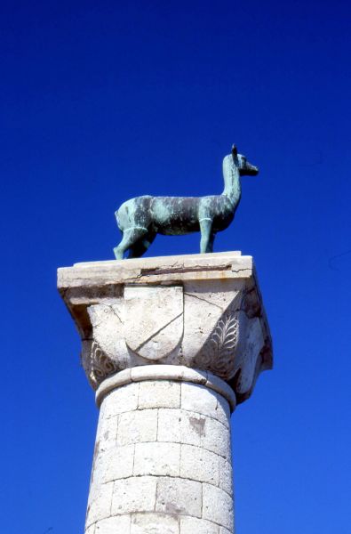 Detalle de escultura de ciervo. Puerto Mandraki, en Rodas. Isla de Rodas (Grecia).  
