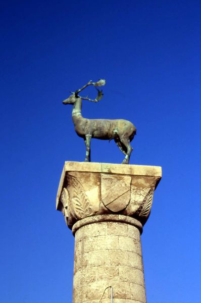 Detalle de escultura de ciervo. Puerto Mandraki, en Rodas. Isla de Rodas (Grecia).  
Palabras clave: Detalle de escultura de ciervo. Puerto Mandraki, en Rodas. Isla de Rodas (Grecia).  