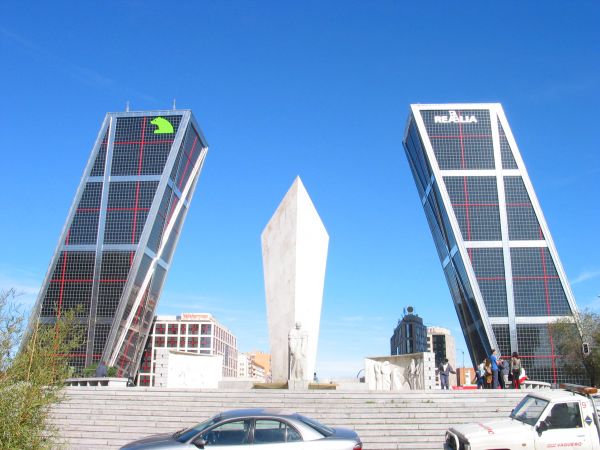 Madrid. Plaza de Castilla. Torres Kio. Puerta de Europa. Monumento a Calvo Sotelo.
