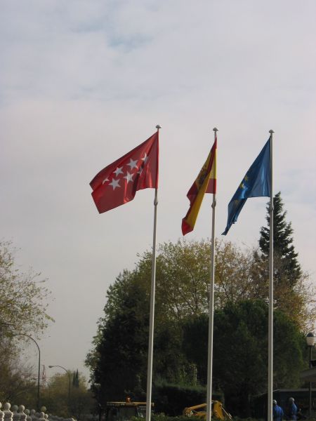 Madrid. Mobiliario urbano. Banderas de la Comunidad de Madrid, España y Europa.
Palabras clave: Madrid. Mobiliario urbano. Banderas de la Comunidad de Madrid, España y Europa.