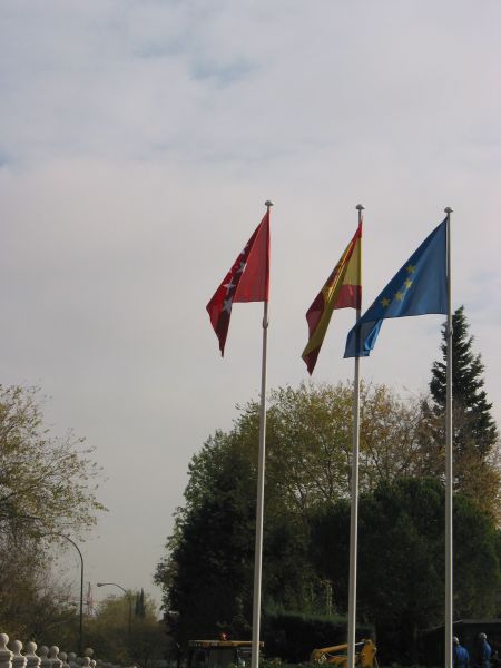 Madrid. Mobiliario urbano. Banderas de la Comunidad de Madrid, España y Europa.
