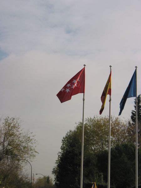 Madrid. Mobiliario urbano. Banderas de la Comunidad de Madrid, España y Europa.
