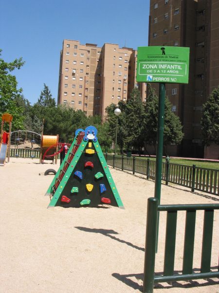 Madrid. Ciudad Lineal. Parque infantil.
Palabras clave: parque infantil