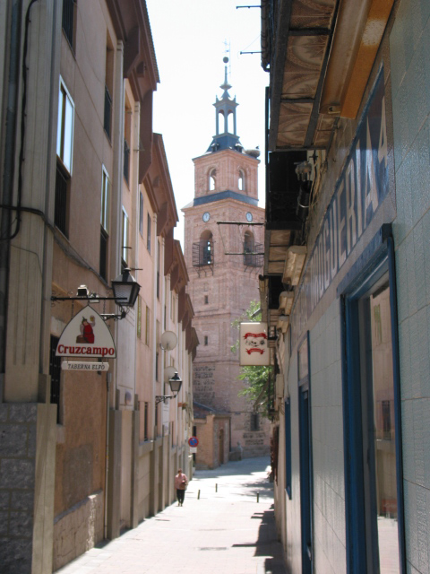 Distrito de Vicálvaro, Madrid. Al fondo la Iglesia de la Virgen de la Antigua.
