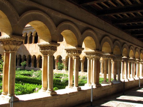 Monasterio de Santo Domingo de Silos (Burgos). Claustro. 
Palabras clave: Monasterio de Santo Domingo de Silos (Burgos). Claustro. 
